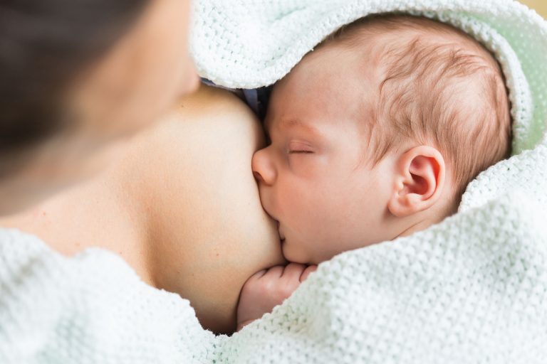පැටියාට මව්කිරි දෙන්නේ මෙහෙමයි