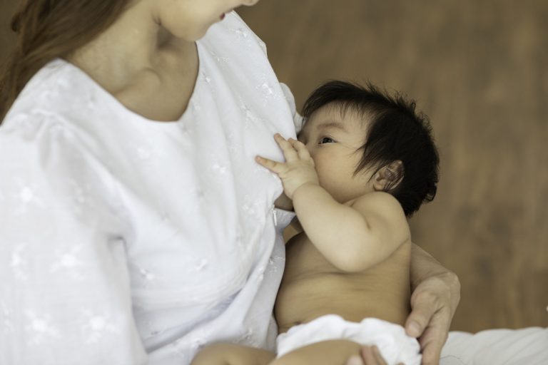 පුංචි පැටියාට මව්කිරි හරිම විදියට